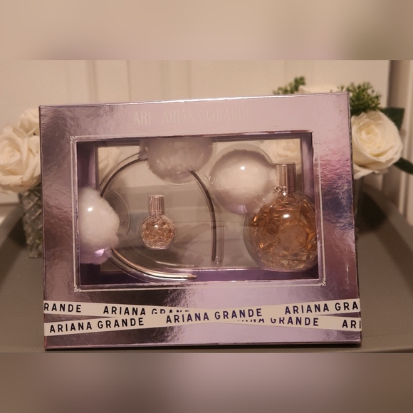 Ari by Ariana Grande EDP Perfume Gift Set with Pom Pom Headband;New & Never Used - Picture 3 of 16